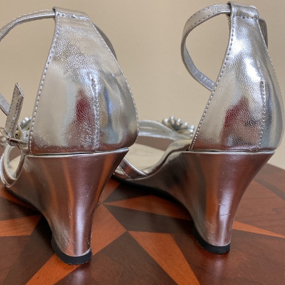 STRAP WEDGE SANDAL WITH FLOWER DETAIL LIKE NEW - Picture 5 of 9